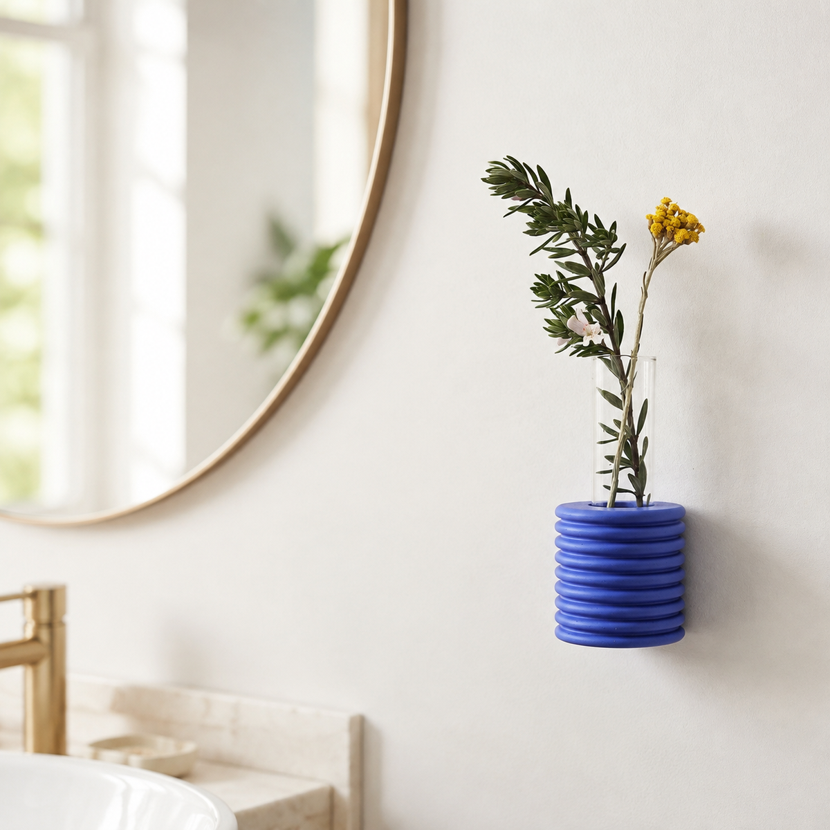 Ribble Wandvase – Blau – in ruhigem Premium-Interieur