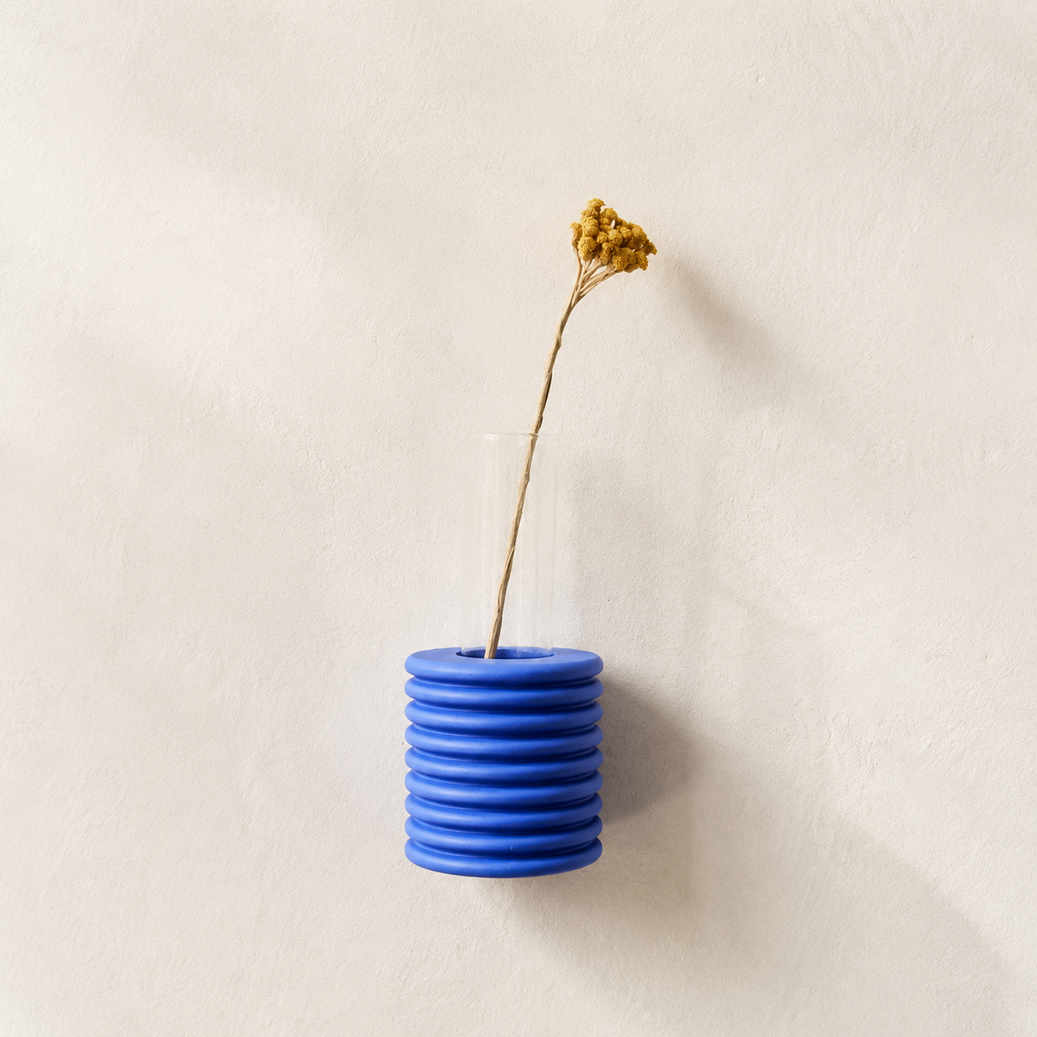 Ribble Wandvase – Blau – Premium-Hauptbild mit dezenter Wohnatmosphäre
