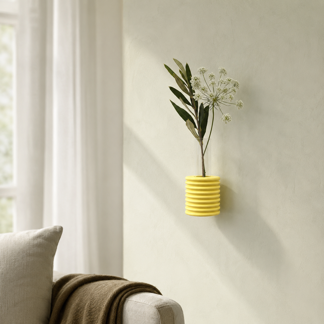 Ribble Wandvase – Gelb – in modernem Flurambiente