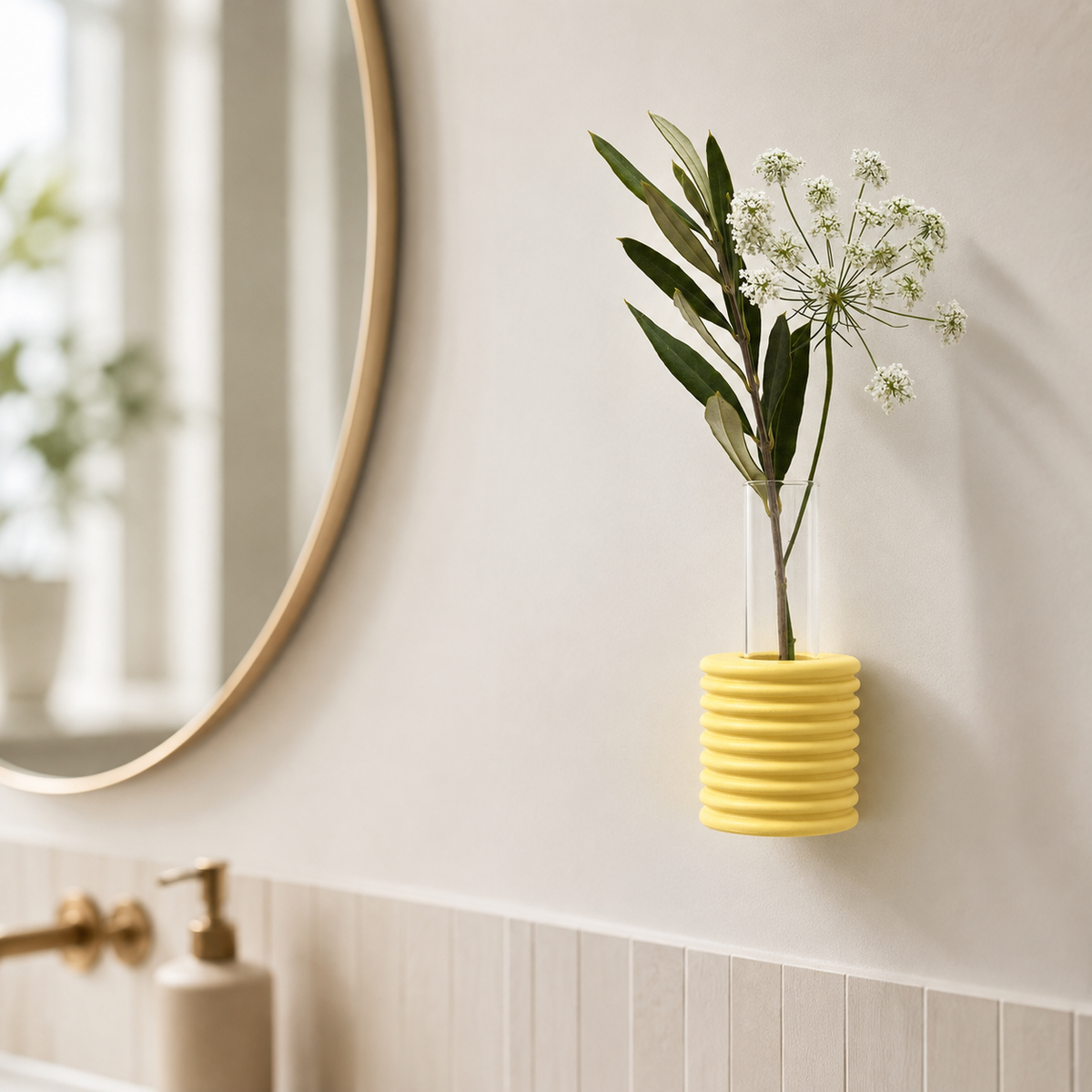 Ribble Wandvase – Gelb – in ruhigem Premium-Interieur