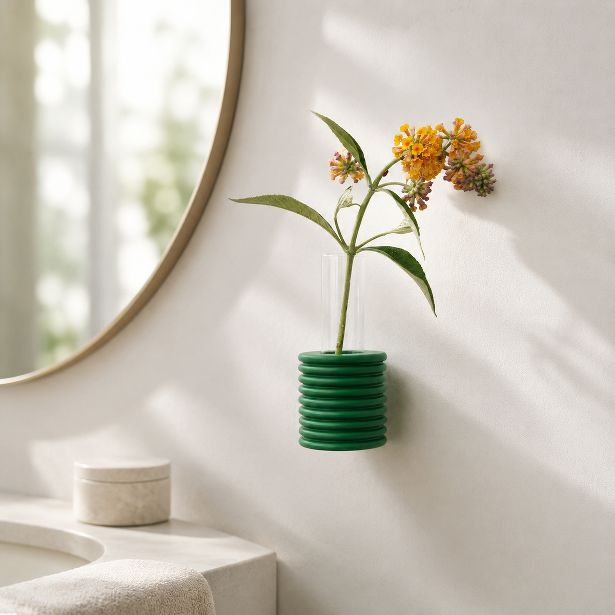 Ribble Wandvase – Grün – in ruhigem Premium-Interieur