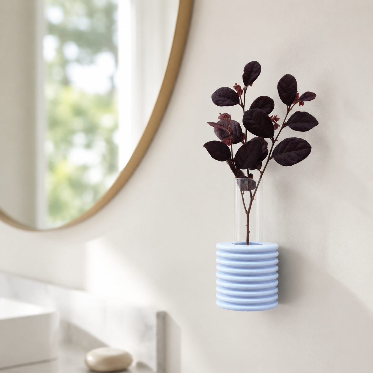 Ribble Wandvase – Hellblau – in ruhigem Premium-Interieur