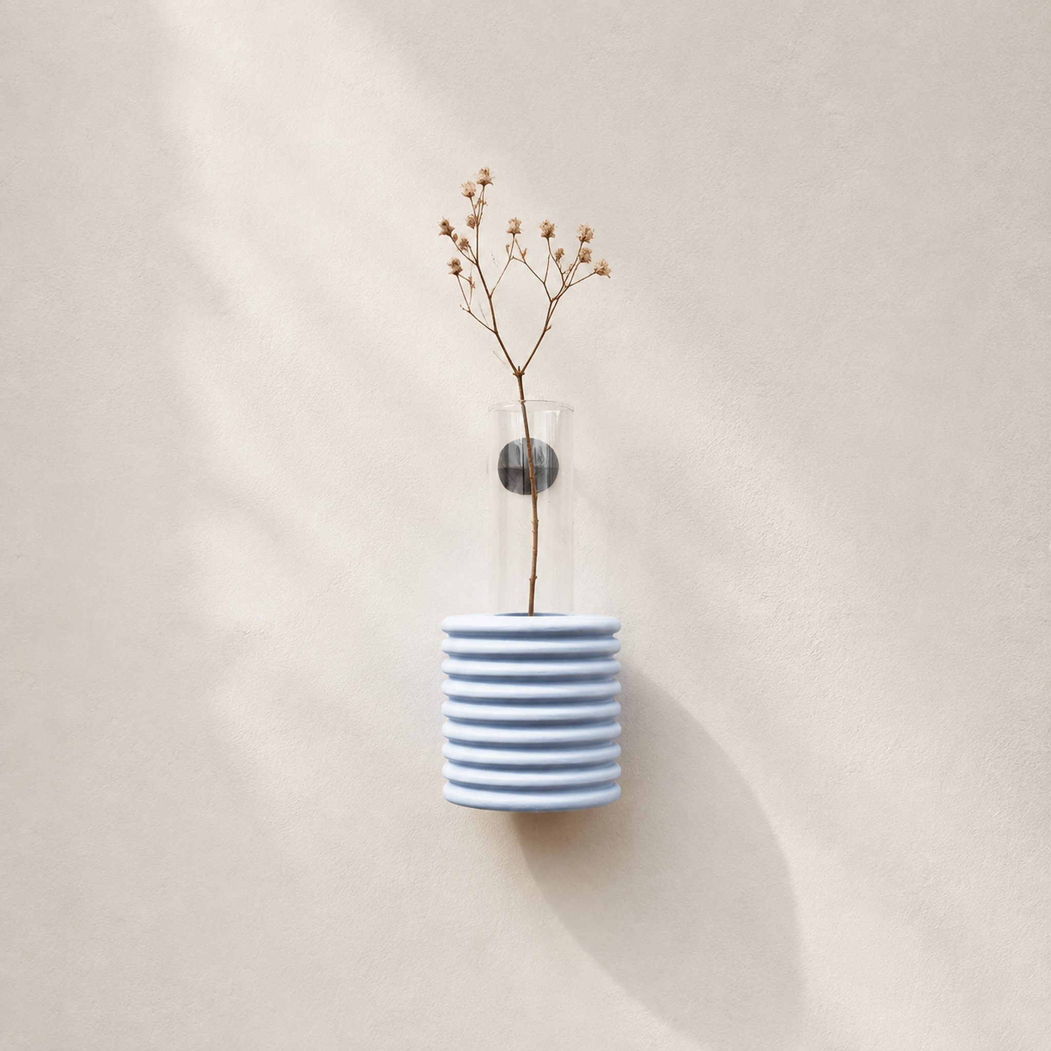 Ribble Wandvase – Hellblau – Premium-Hauptbild mit dezenter Wohnatmosphäre