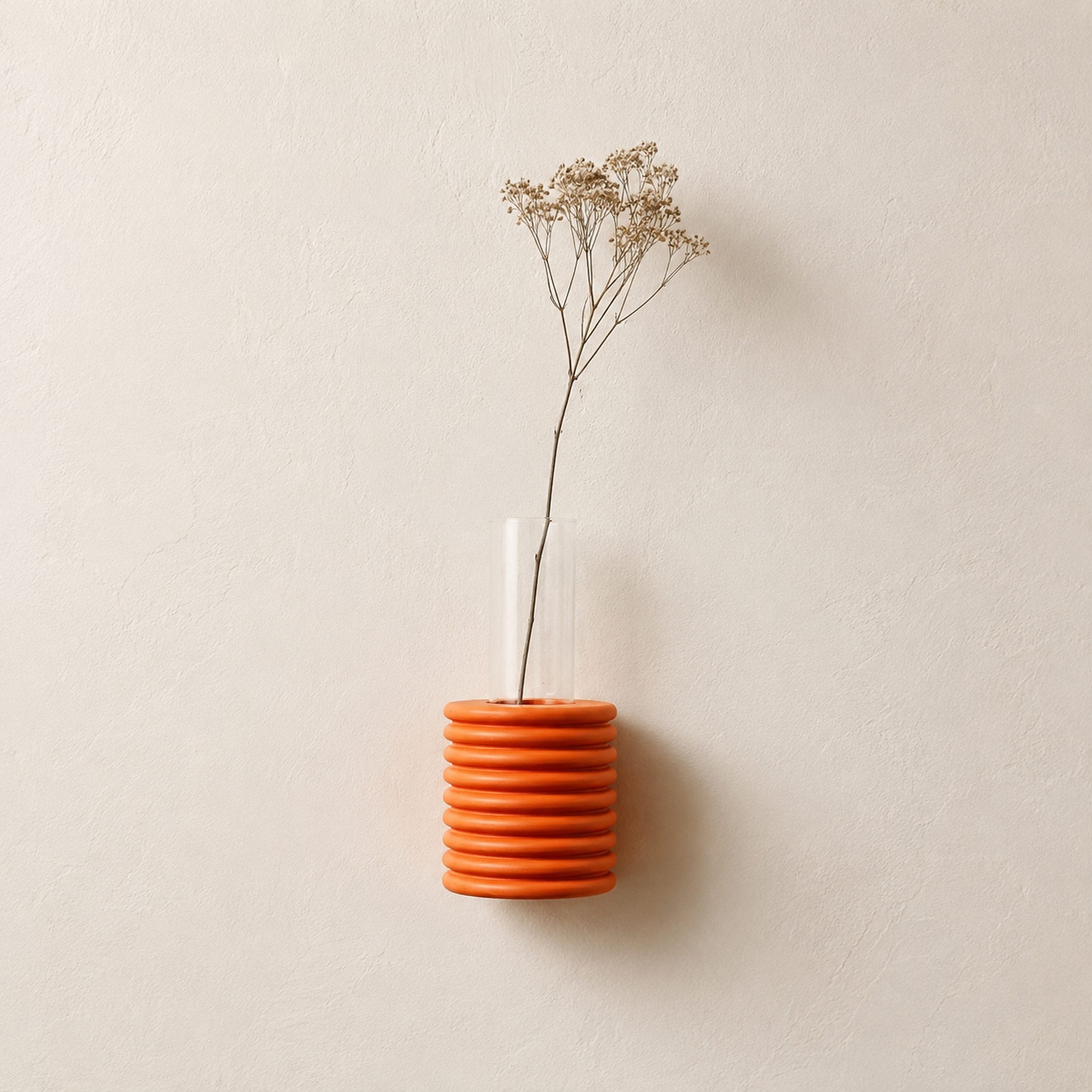 Ribble Wandvase – Orange – Premium-Hauptbild mit dezenter Wohnatmosphäre
