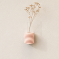 Ribble Wandvase – Rosa – Premium-Hauptbild mit dezenter Wohnatmosphäre