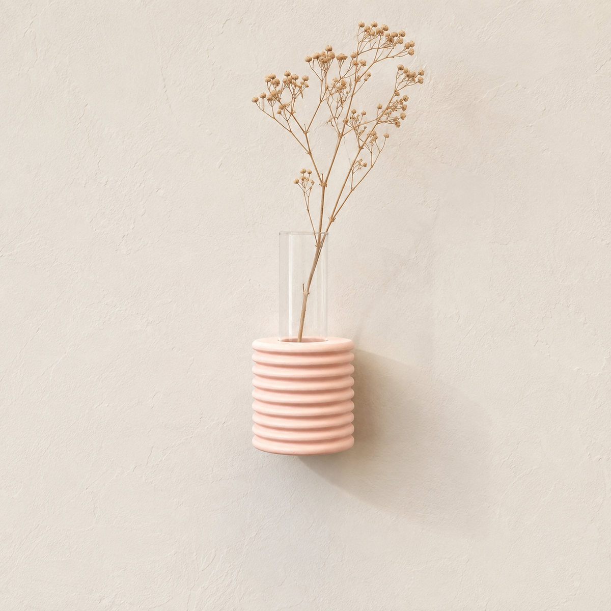 Ribble Wandvase – Rosa – Premium-Hauptbild mit dezenter Wohnatmosphäre