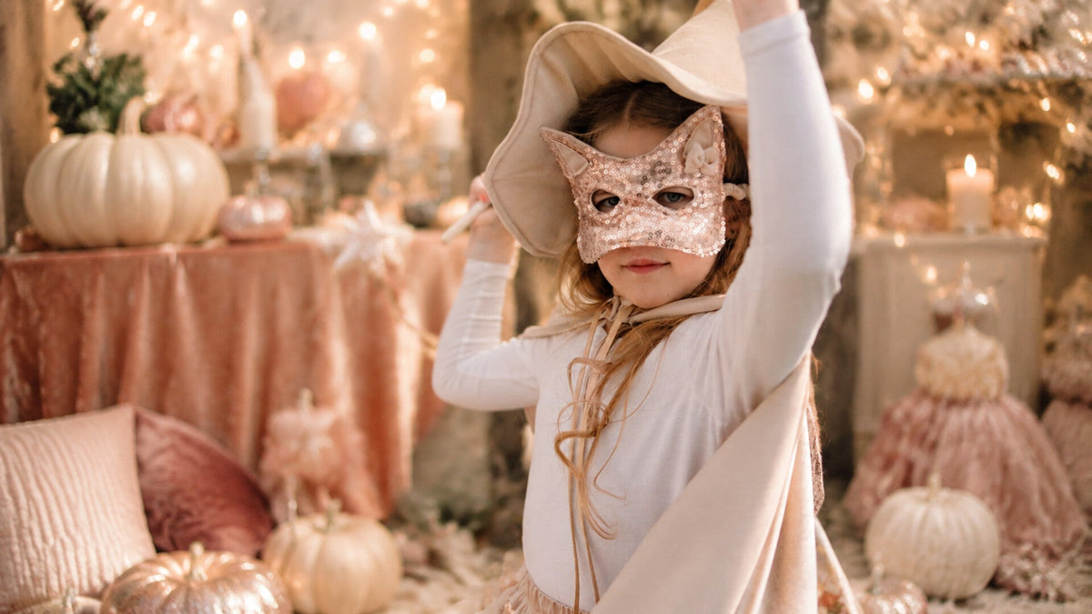 Roségoldene Kinder-Katzenmaske in einer eleganten Halloween-Kulisse