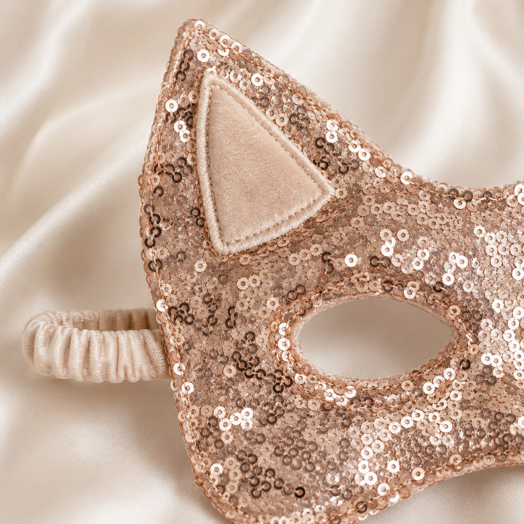 Detail der roségoldenen Pailletten, Samtohren und Nähte der Katzenmaske