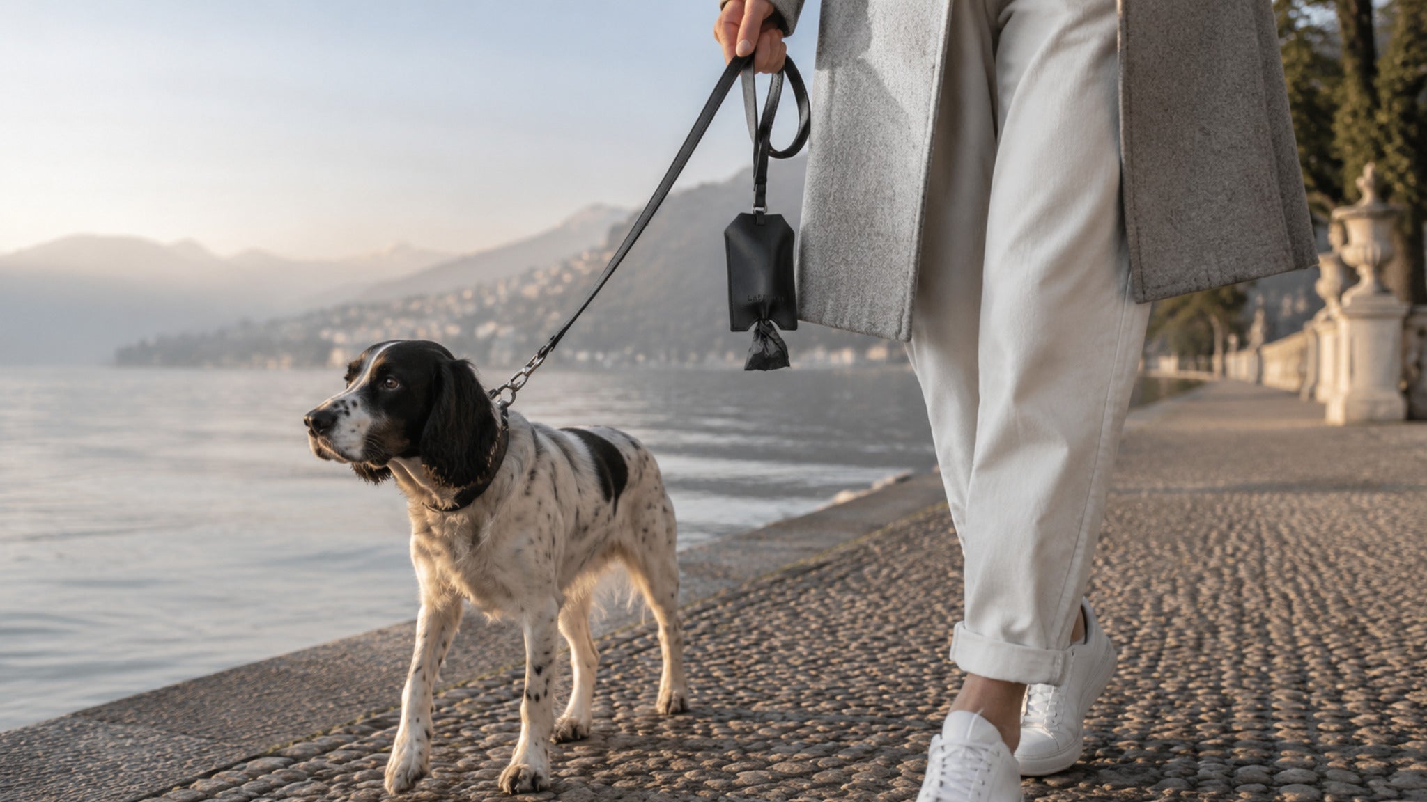 Schwarzer Saku Kotbeutelspender beim Hundespaziergang am See