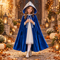 Kind im magischen Umhang Schneekönigin – Halloween-Kostüm