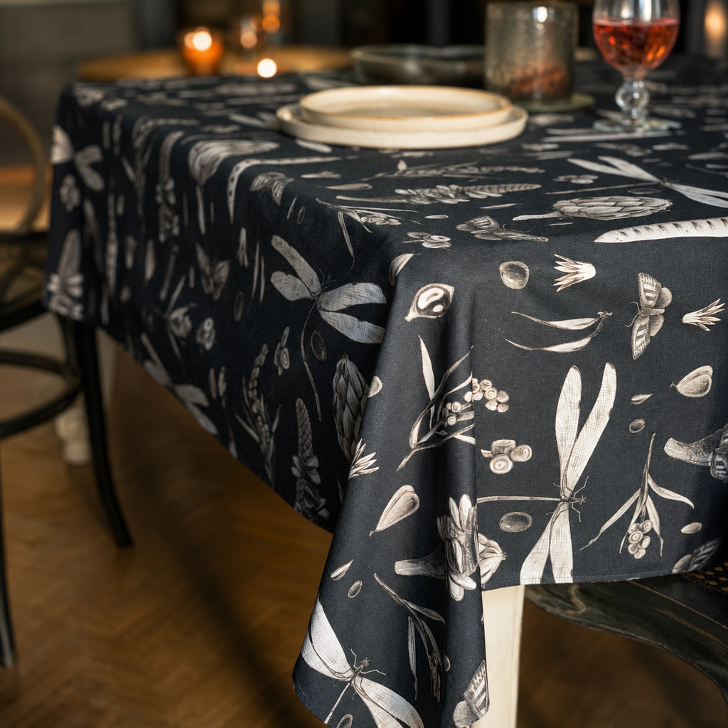 Tischdecke Seeds Carbon aus 100 % Baumwolle – Detail von Stoff, Saum und Originalmuster