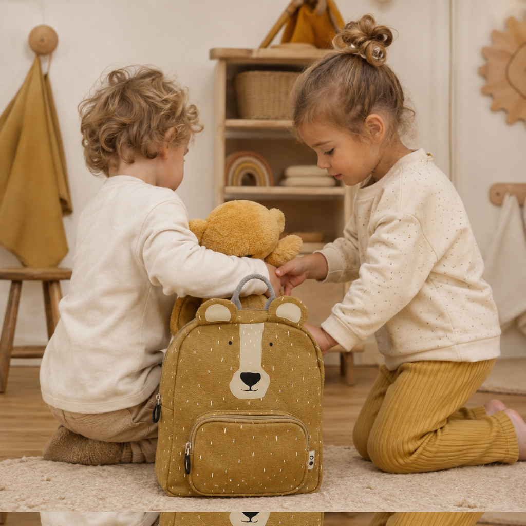 Geschwister mit kleinem Rucksack Mr. Bear