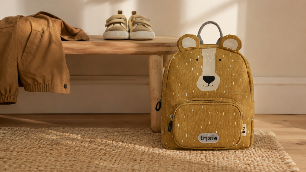 Kleiner Kinderrucksack Mr. Bear im Kindergarten-Flur