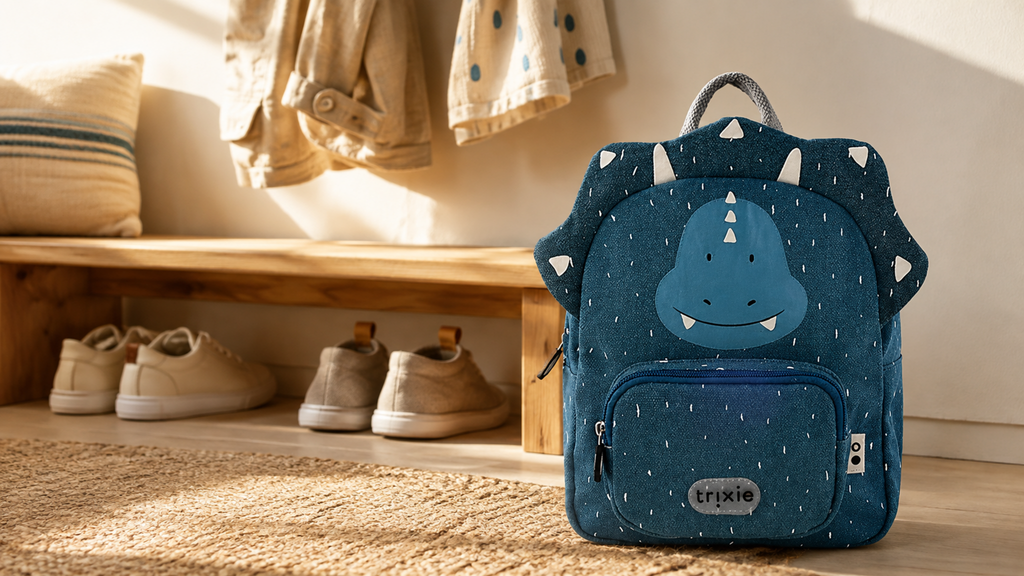 Kleiner Kinderrucksack Mr. Triceratops im Kindergarten-Flur