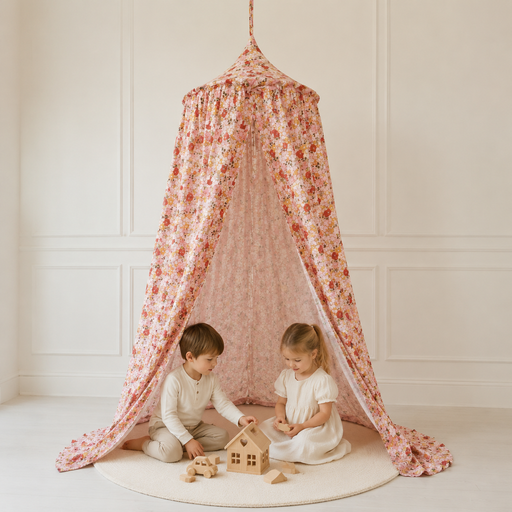 Geschwister spielen unter dem Kinder-Baldachin Spring Garden