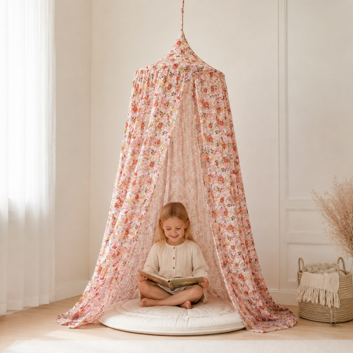 Kinder-Baldachin Spring Garden mit Kind im skandinavischen Kinderzimmer