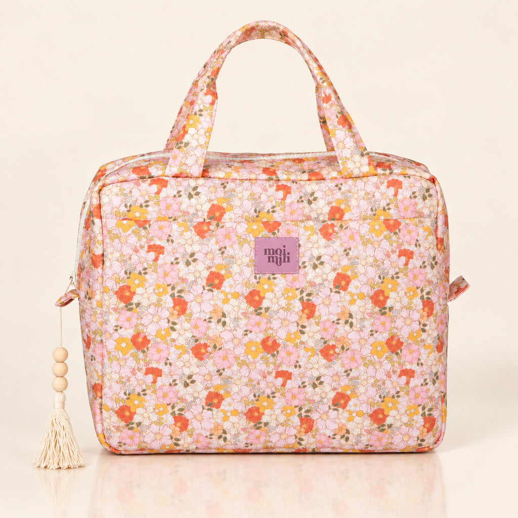 Große Kosmetiktasche Spring Garden mit zartem Blumenmuster auf hellem Spiegelboden