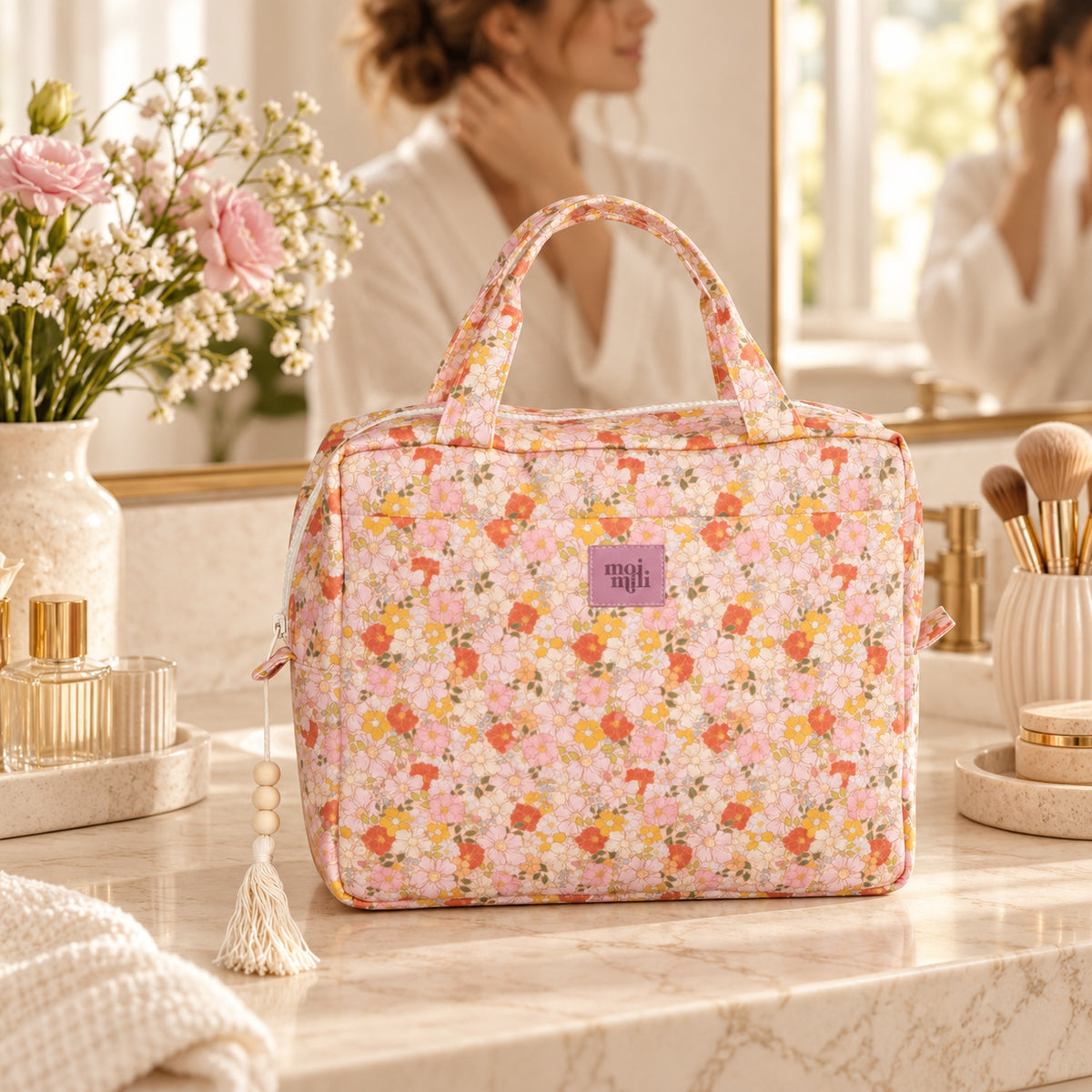 Große Kosmetiktasche Spring Garden mit zartem Blumenmuster mit Frau in heller Atmosphäre
