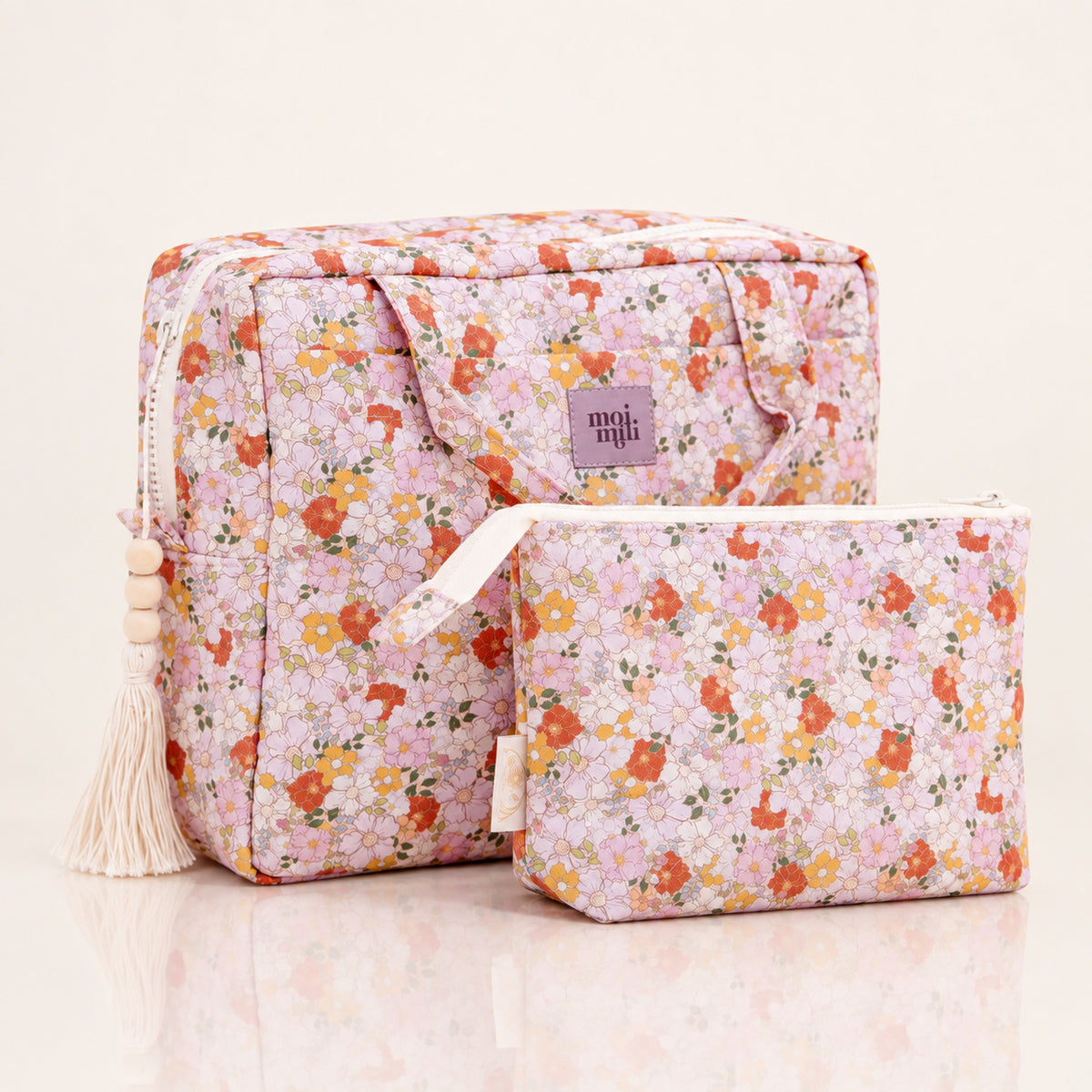 Zweiteiliges Kosmetiktaschen-Set Spring Garden mit Blumenmuster auf hellem Spiegelboden