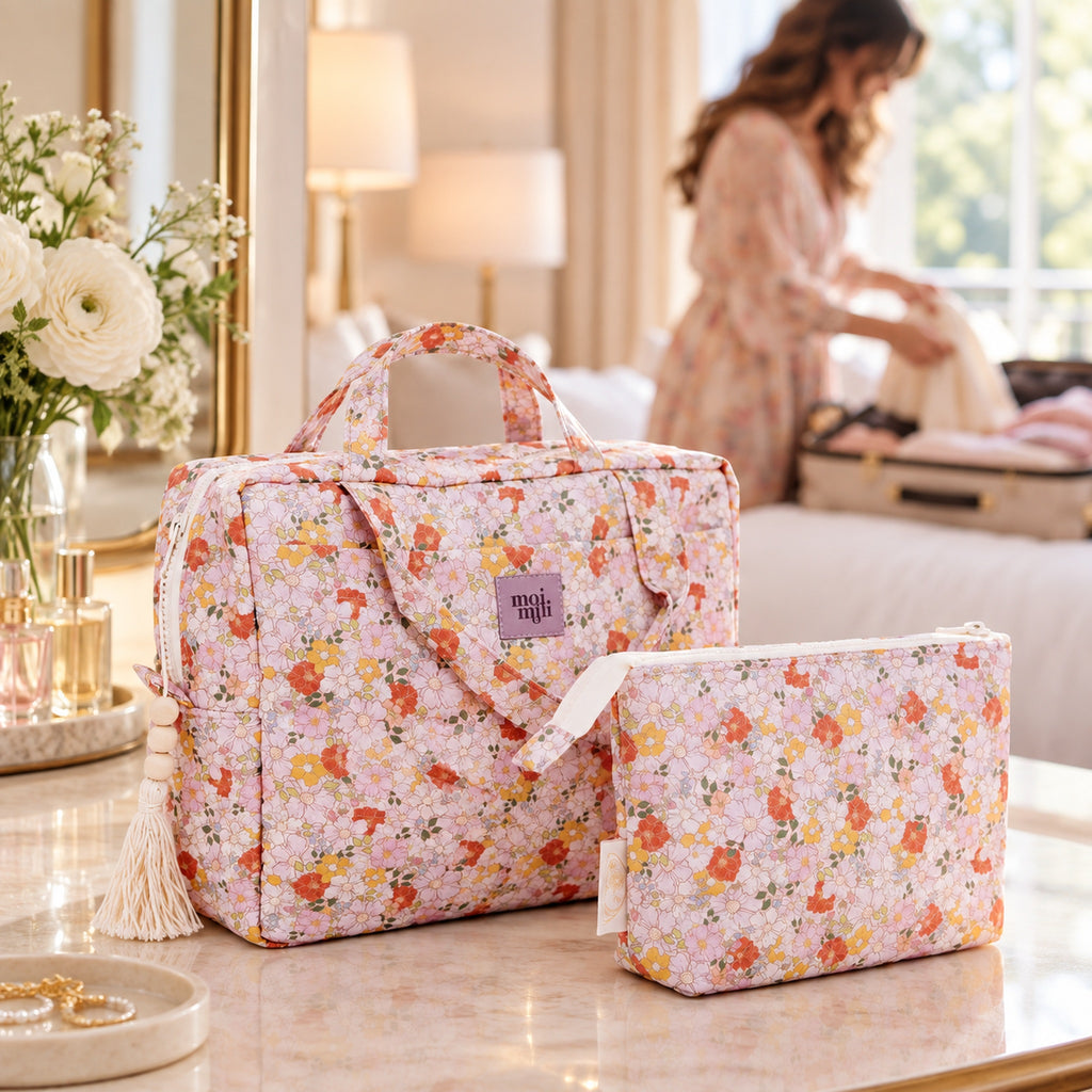 Kosmetiktaschen-Set Spring Garden vor einer Frau beim Packen für die Reise