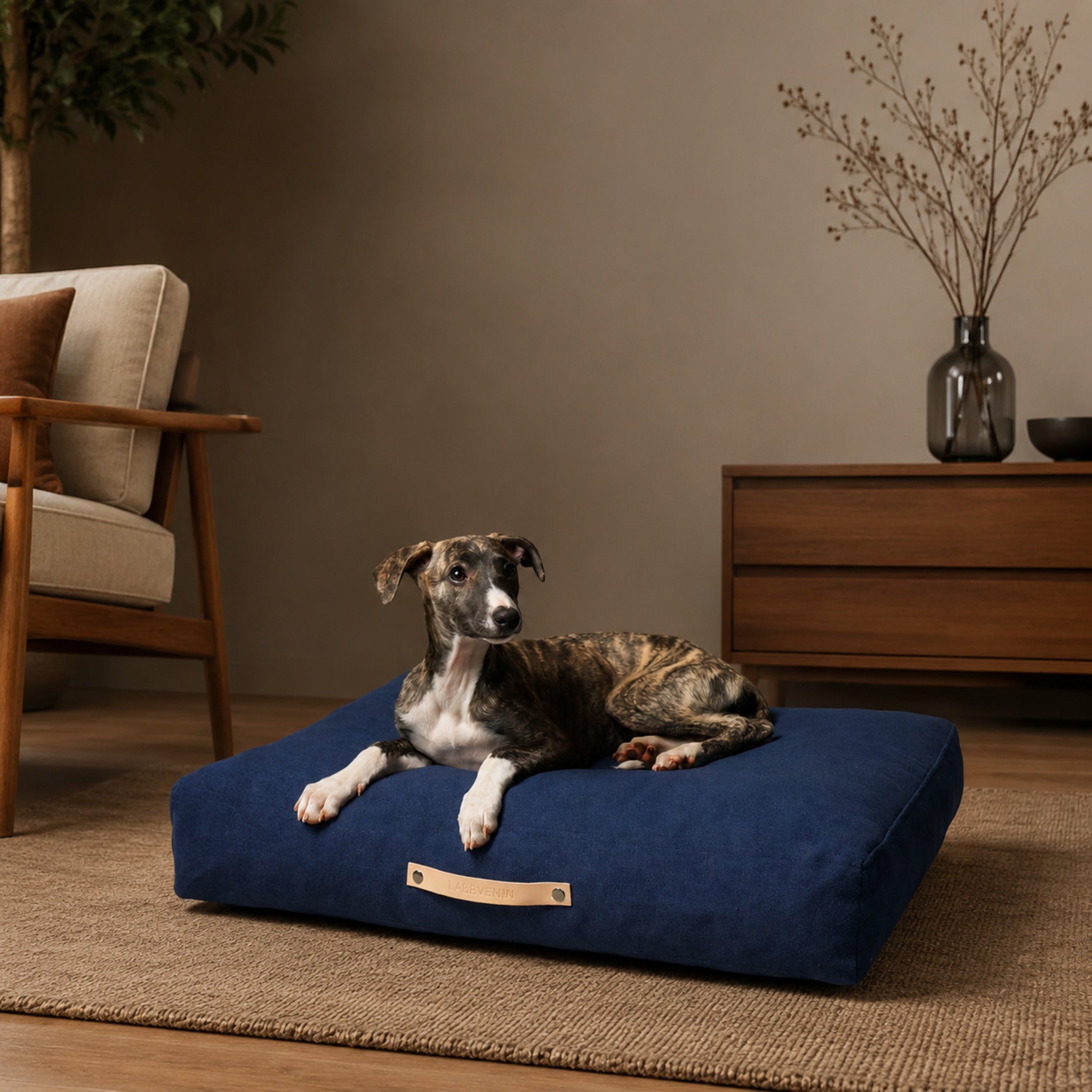 Stockholm Hundekissen – Marineblau – Elegante Wohnszene mit Haustier