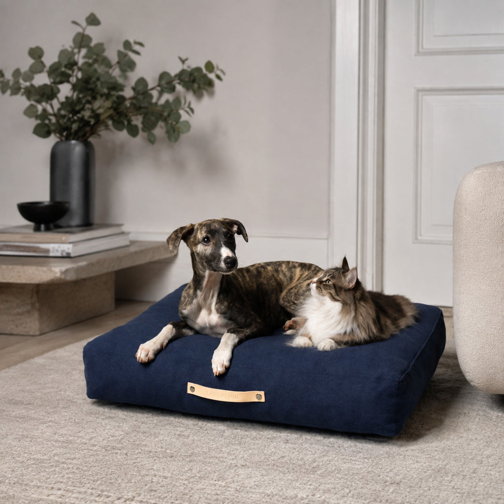 Stockholm Hundekissen – Marineblau – Stilvolle Wohnatmosphäre mit zwei Haustieren