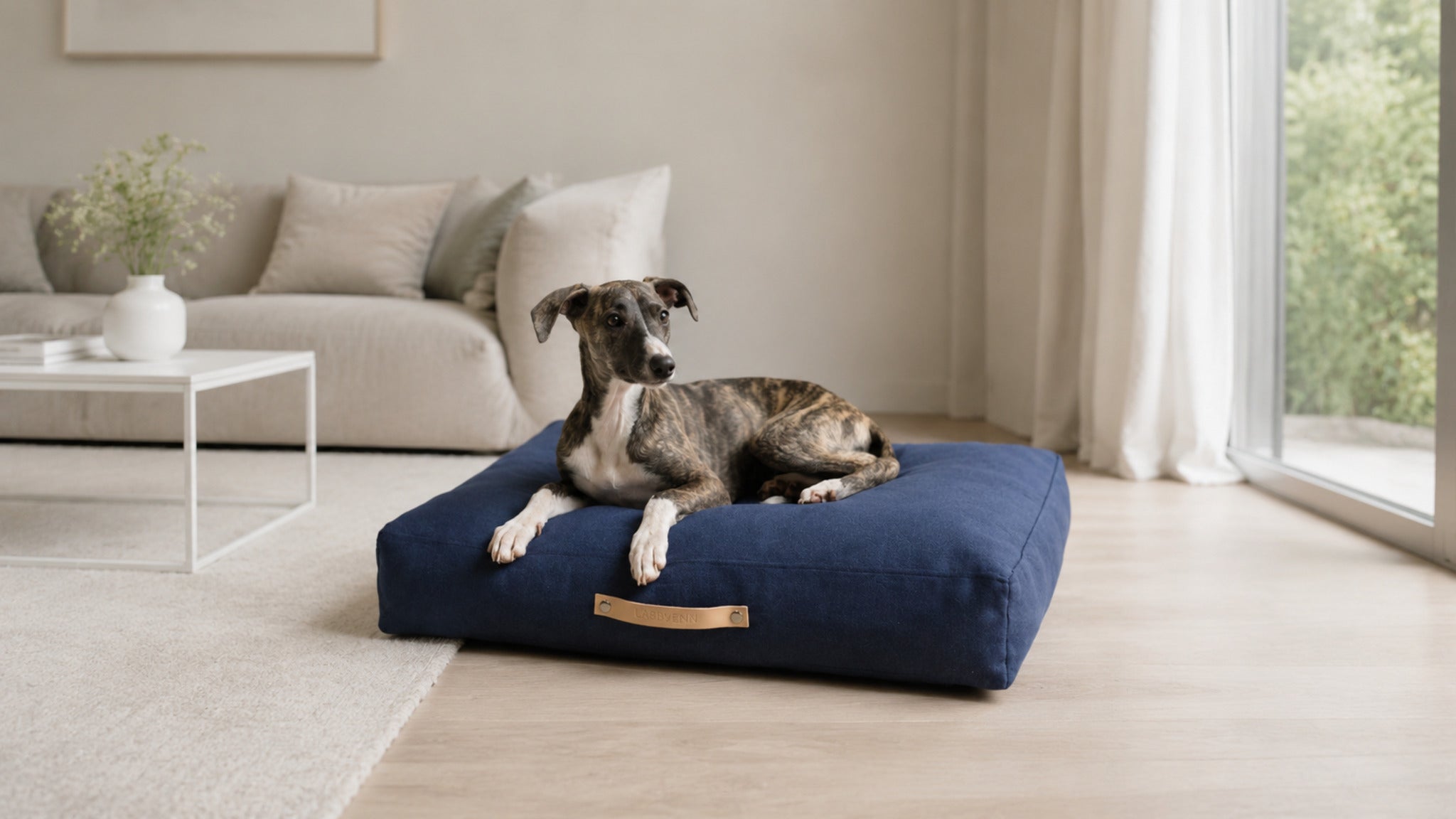 Stockholm Hundekissen – Marineblau – Breite Premium-Wohnszene im Format 16:9