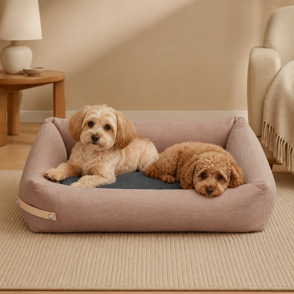 Stokke Hundebett Rosa und Grau mit zwei kleinen Hunden