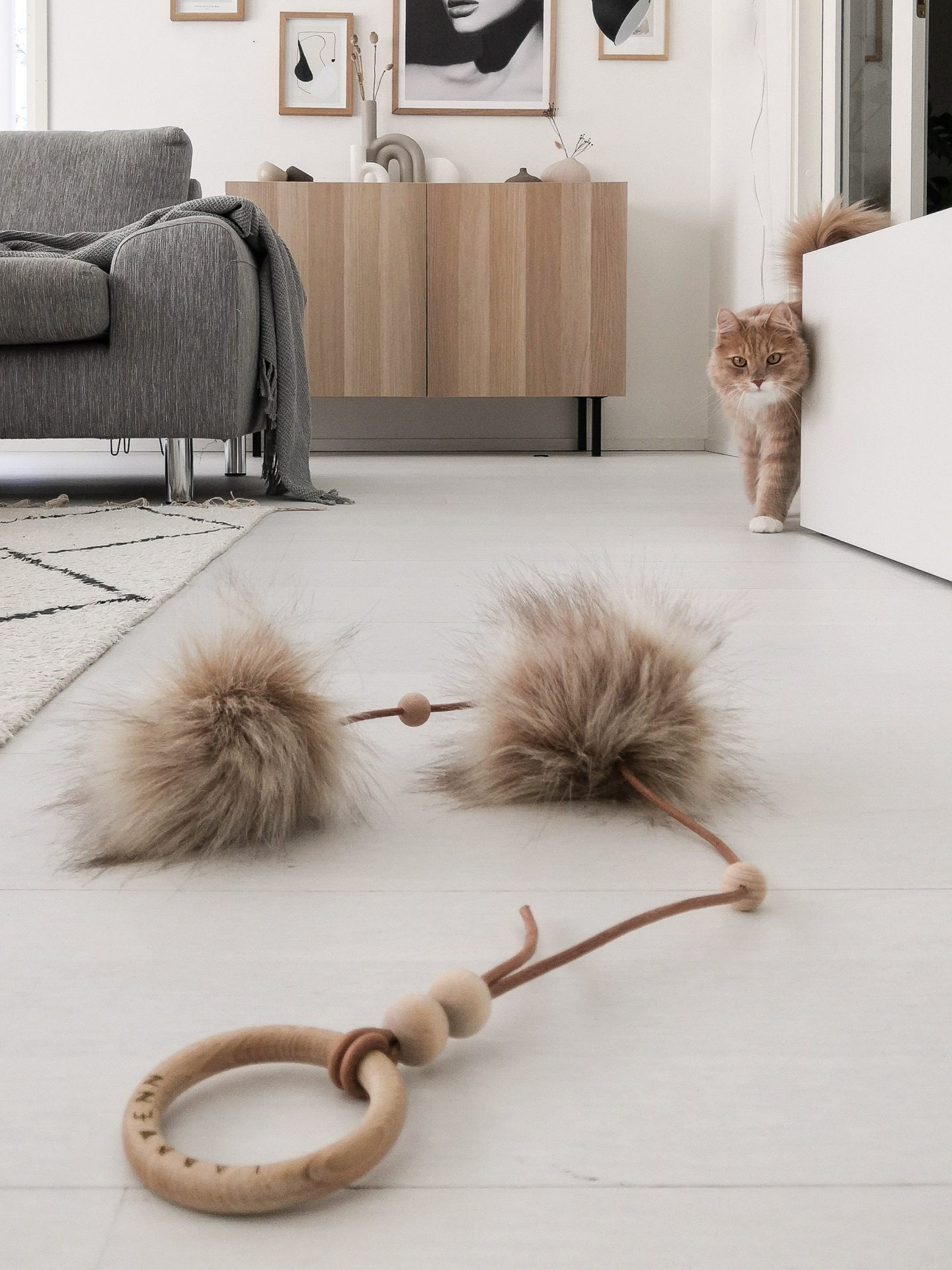 Tollo Katzenspielzeug Cappuccino aus Leder und Holz