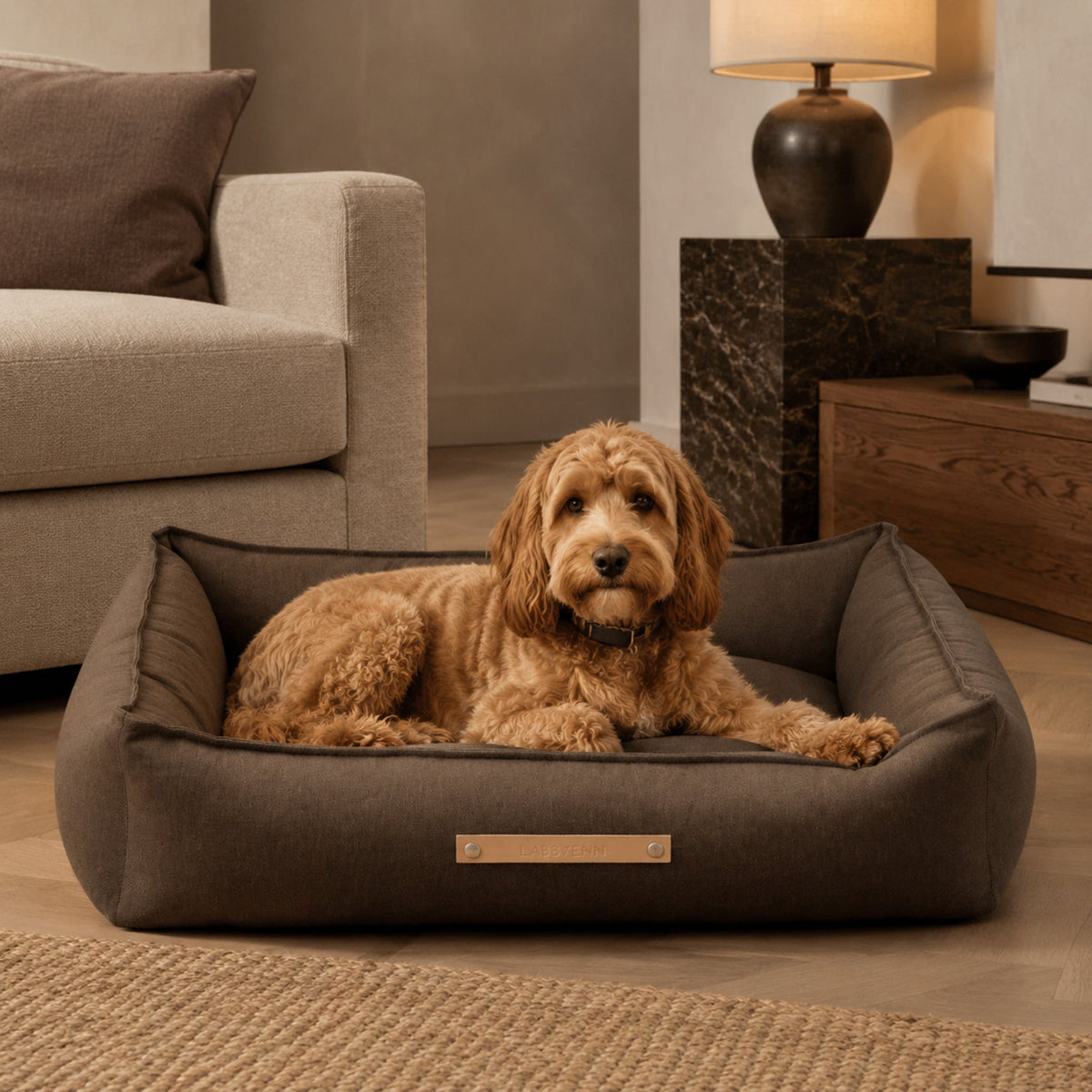Töve Hundebett – Braun – Elegante Wohnszene mit Haustier