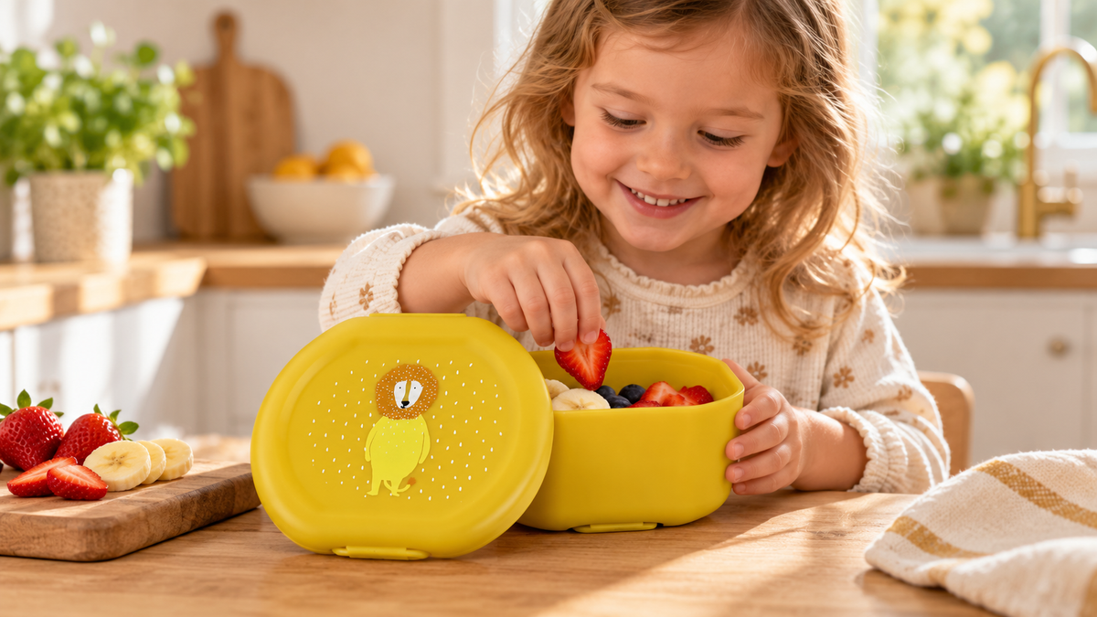 Trixie Snackbehälter mit Clips, 2er-Set – Mr. Lion mit Kind im Alltag