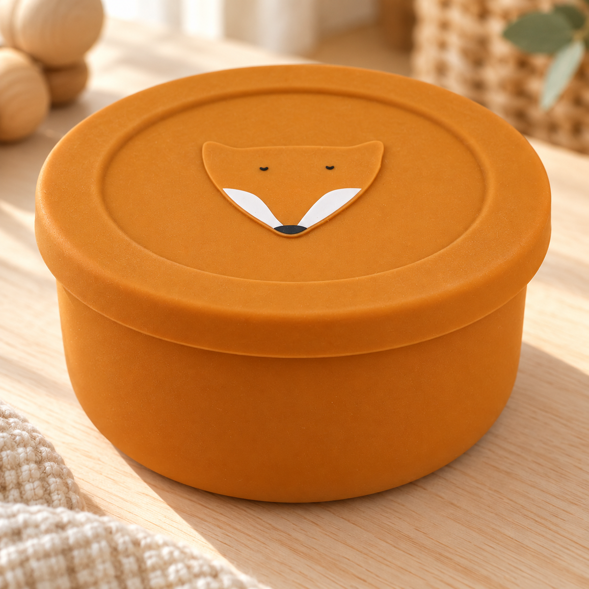 Trixie Silikon-Snackbecher mit Deckel – Mr. Fox – Premium Lifestyleaufnahme