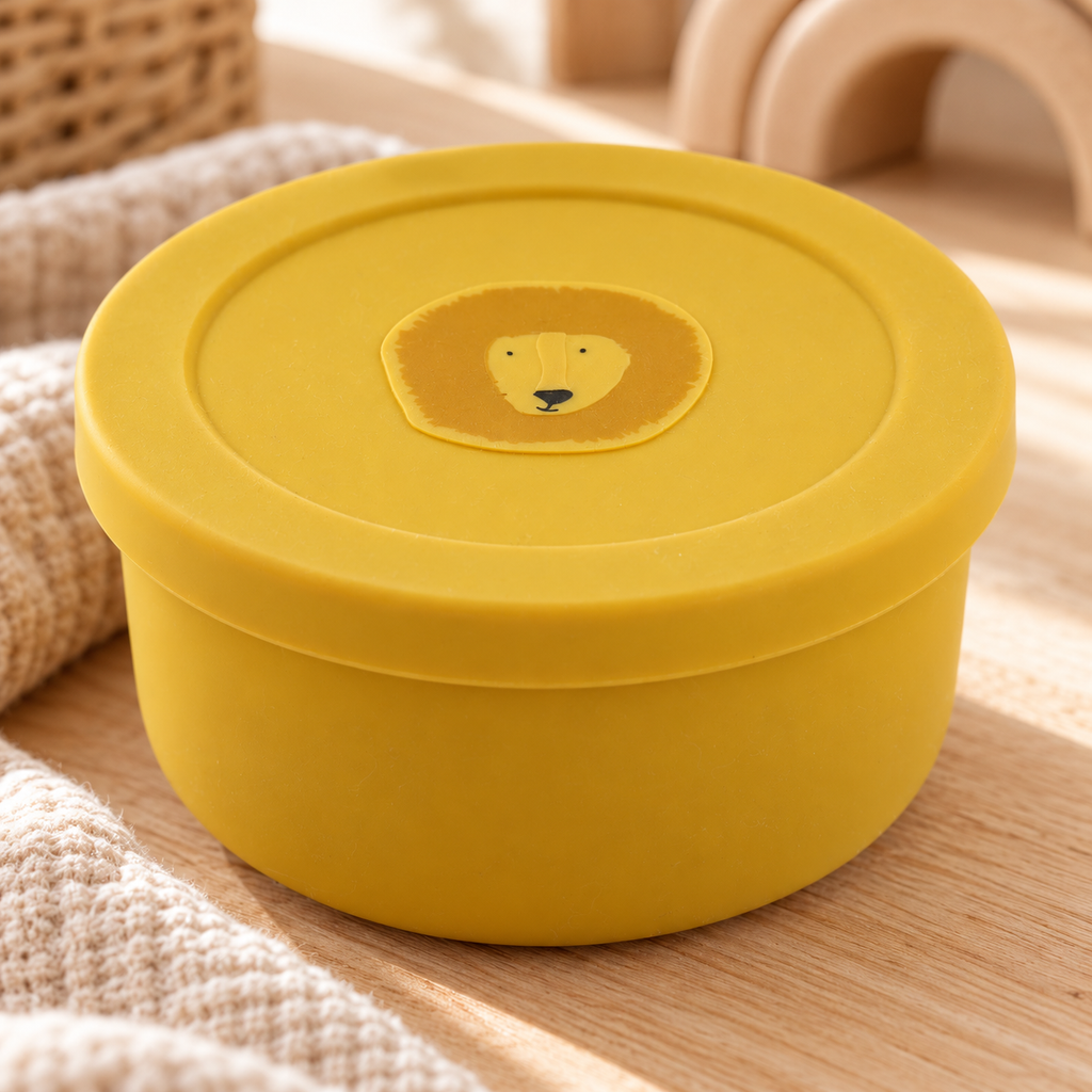 Trixie Silikon-Snackbecher mit Deckel – Mr. Lion – Premium Lifestyleaufnahme