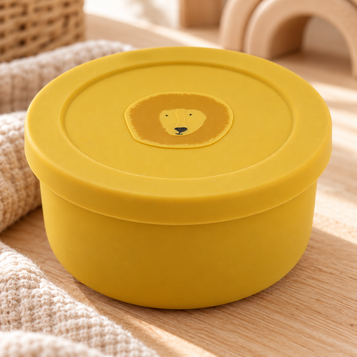 Trixie Silikon-Snackbecher mit Deckel – Mr. Lion – Premium Lifestyleaufnahme