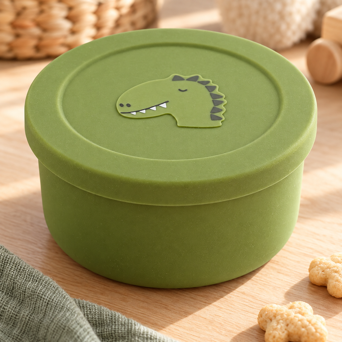 Trixie Silikon-Snackbecher mit Deckel – Mr. Dino – Premium Lifestyleaufnahme