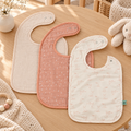 Trixie Baby-Lätzchen aus Bio-Baumwolle, 3er-Set – Rosy Rabbit – Lifestyleaufnahme
