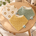 Trixie Baby-Bandana-Lätzchen aus Bio-Baumwolle, 3er-Set – Lively Lion – Lifestyleaufnahme