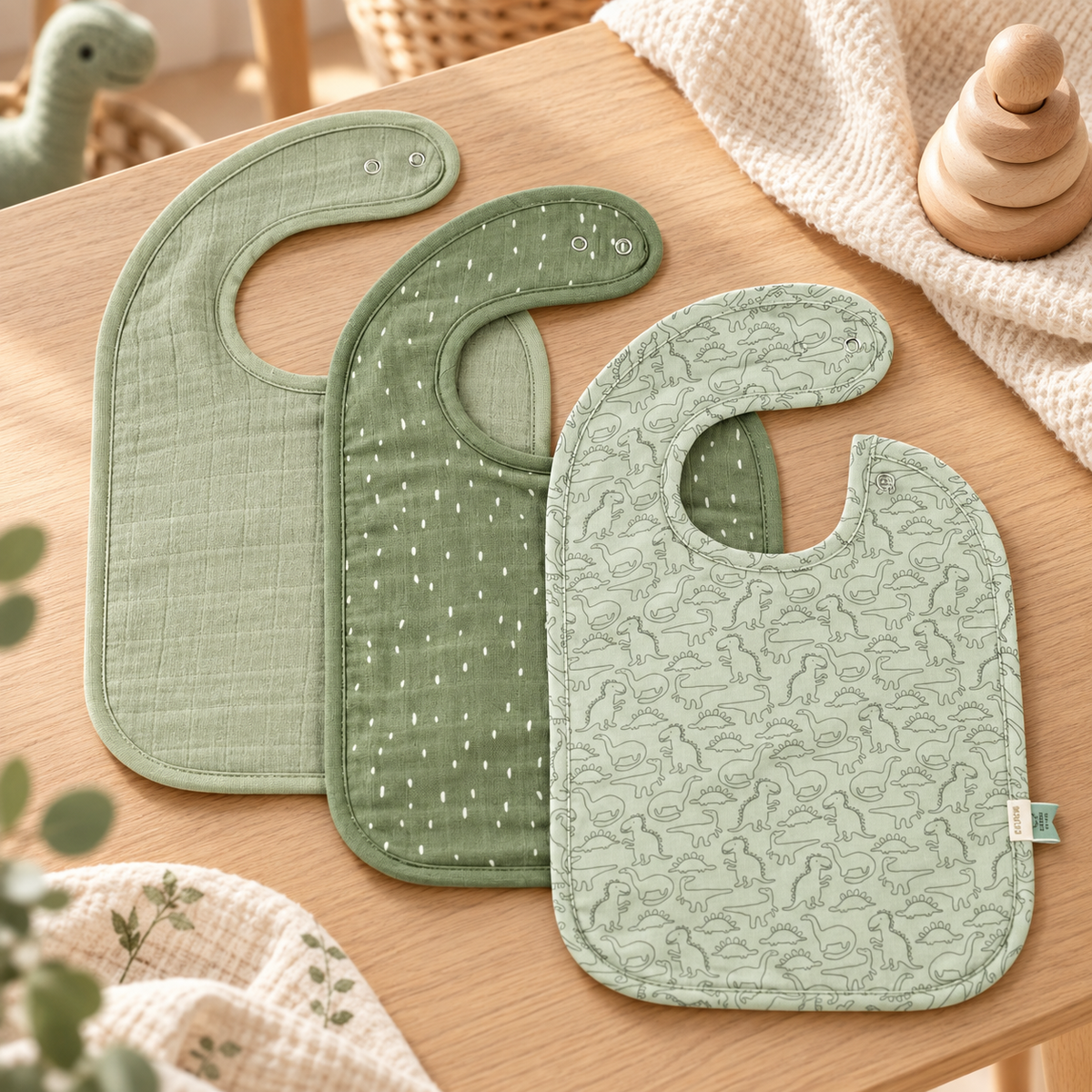 Trixie Baby-Lätzchen aus Bio-Baumwolle, 3er-Set – Daring Dino – Lifestyleaufnahme