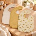 Trixie Baby-Lätzchen aus Bio-Baumwolle, 3er-Set – Lively Lion – Premium Lifestyleaufnahme