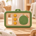 Trixie Baby-Spielkamera aus Holz & Silikon – Mr. Dino – Lifestyleaufnahme