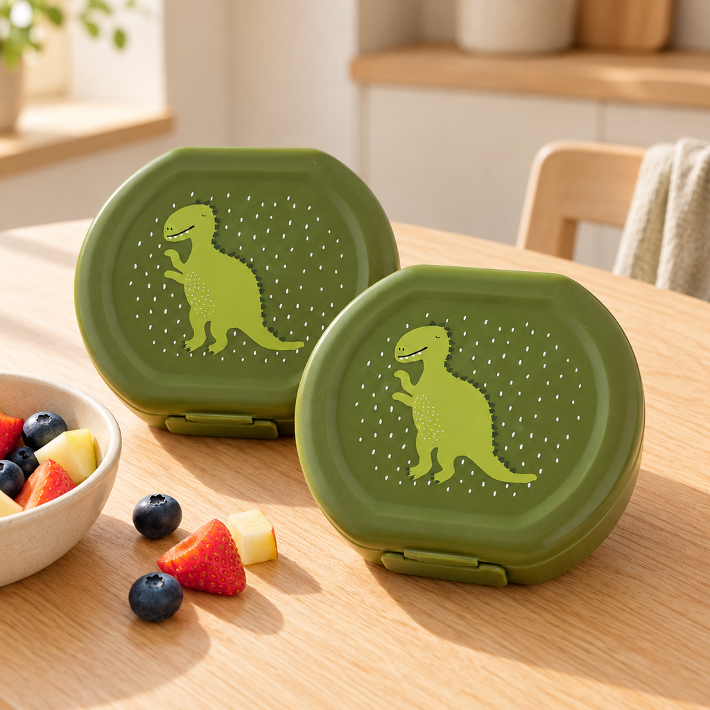 Trixie Snackbehälter mit Clips, 2er-Set – Mr. Dino – Lifestyleaufnahme