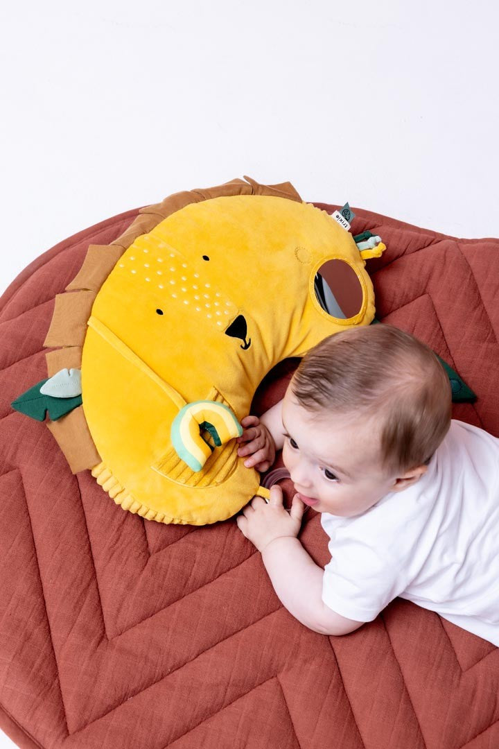 Trixie Bauchlage-Kissen – Mr. Lion – Detailaufnahme
