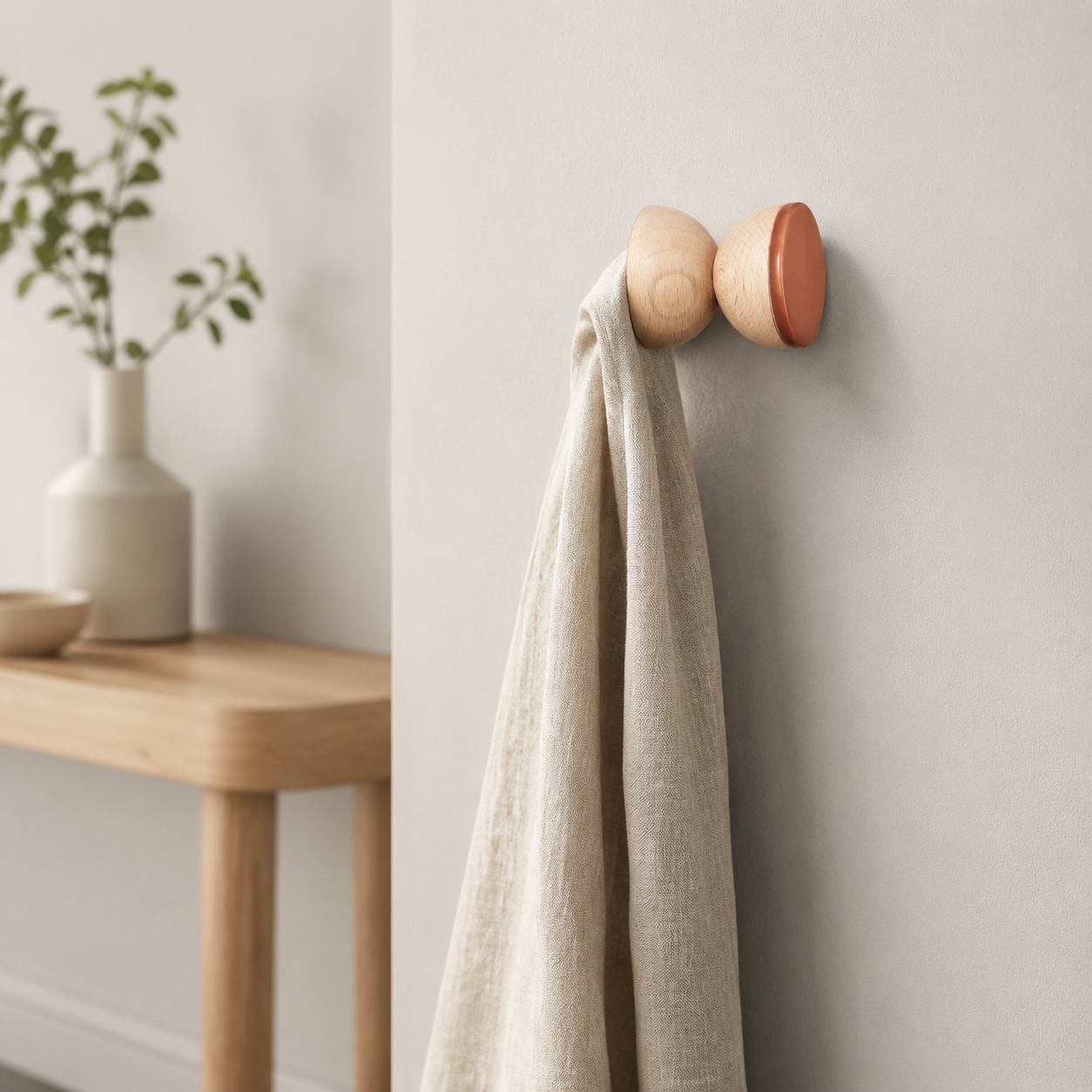 Wandhaken aus Buchenholz & Keramik – Dark Terrakotta-Orange – im Flur mit leichter Leinen-Schal