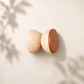 Wandhaken aus Buchenholz & Keramik – Dark Terrakotta-Orange – Premium-Hauptbild mit dezenter Wohnatmosphäre