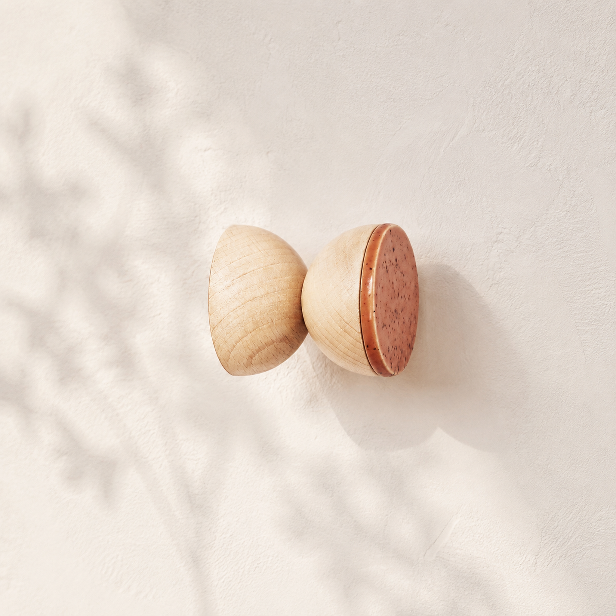 Wandhaken aus Buchenholz & Keramik – Terrakotta-Orange Sprenkel – Premium-Hauptbild mit dezenter Wohnatmosphäre