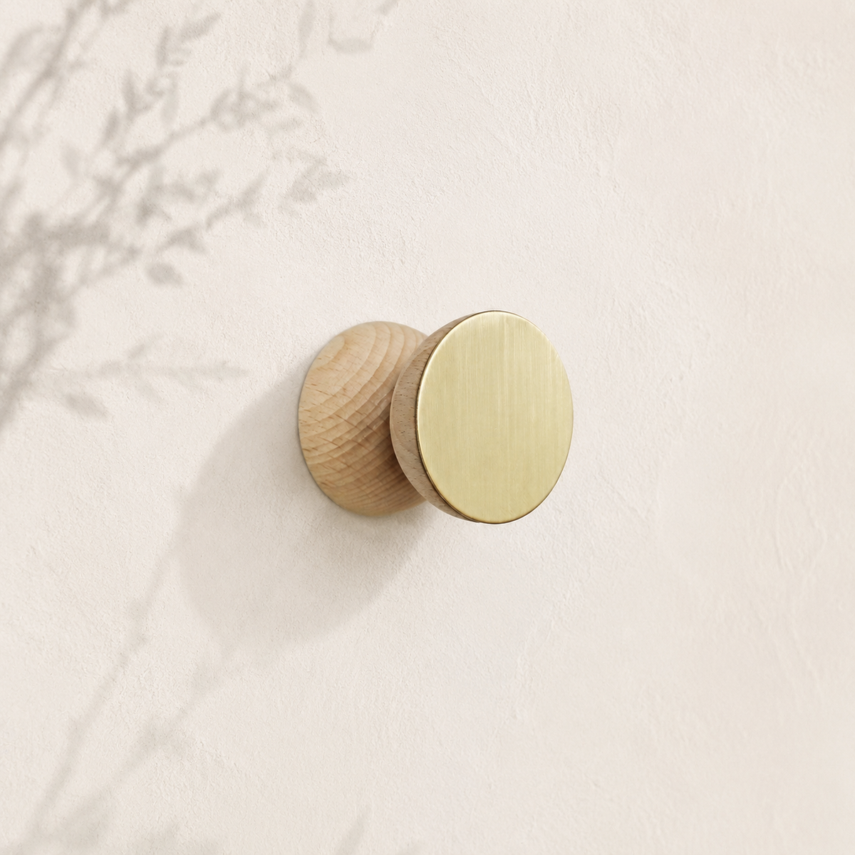 Wandhaken aus Buchenholz & Messing – Premium-Hauptbild mit dezenter Wohnatmosphäre