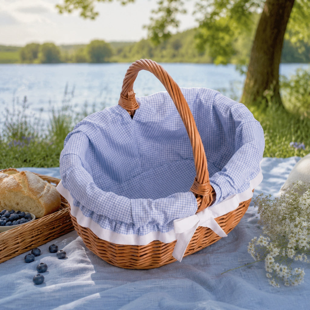 Werburga Weidenkorb mit blauem Futter beim Picknick am See