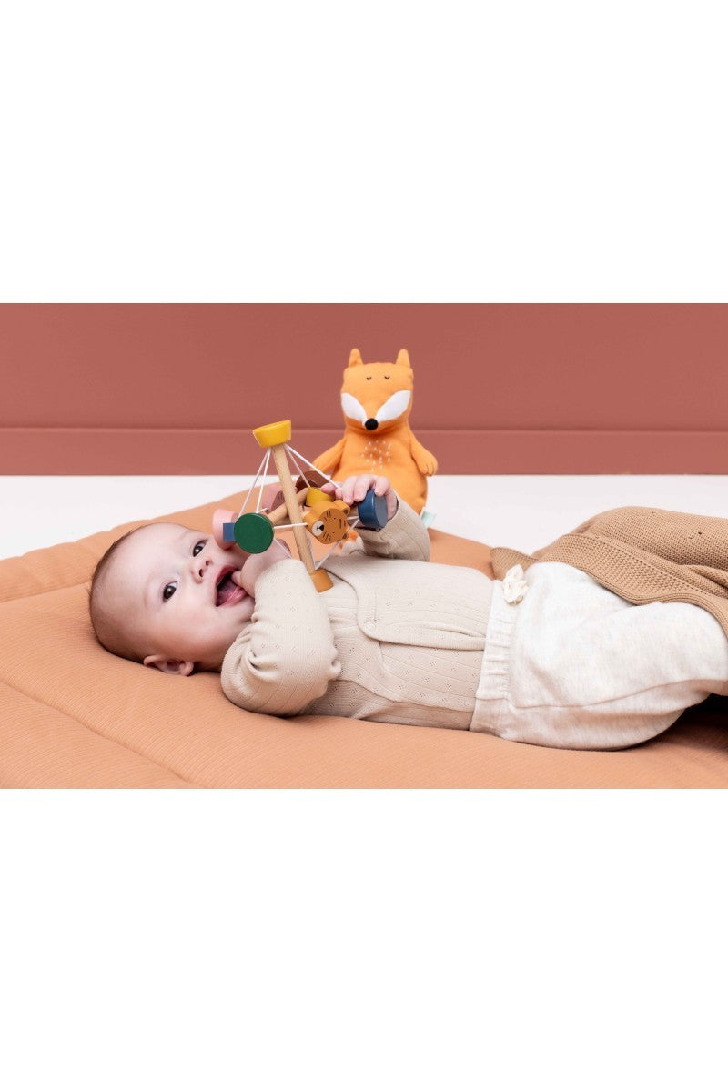 Trixie Baby-Aktivitätsball aus Holz – Tierfreunde – Detailaufnahme