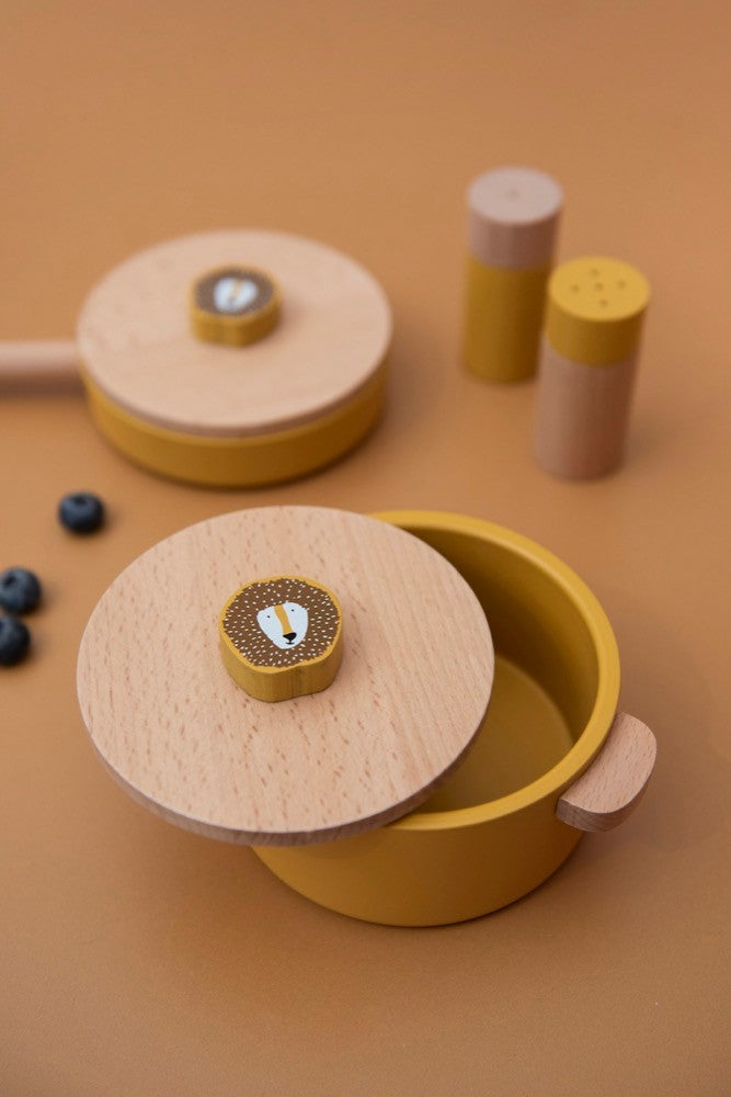 Trixie Kinder-Kochset aus Holz – Mr. Lion – Detailaufnahme