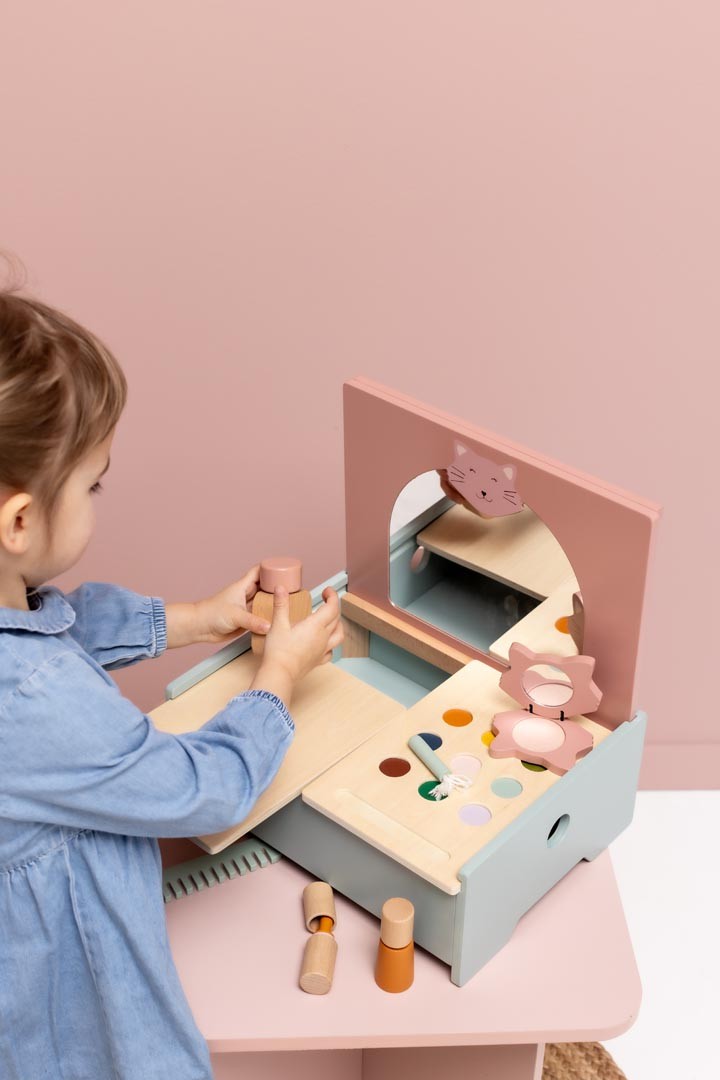 Trixie Schminktisch-Spielset aus Holz – Detailaufnahme